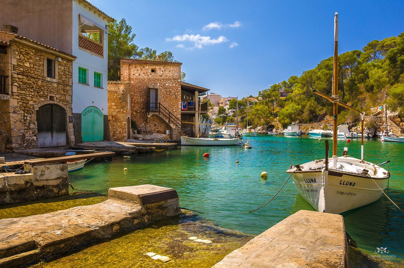Escars — Boat and scenery in Cala Figuera, Mallorca (Spain) (23582554881)