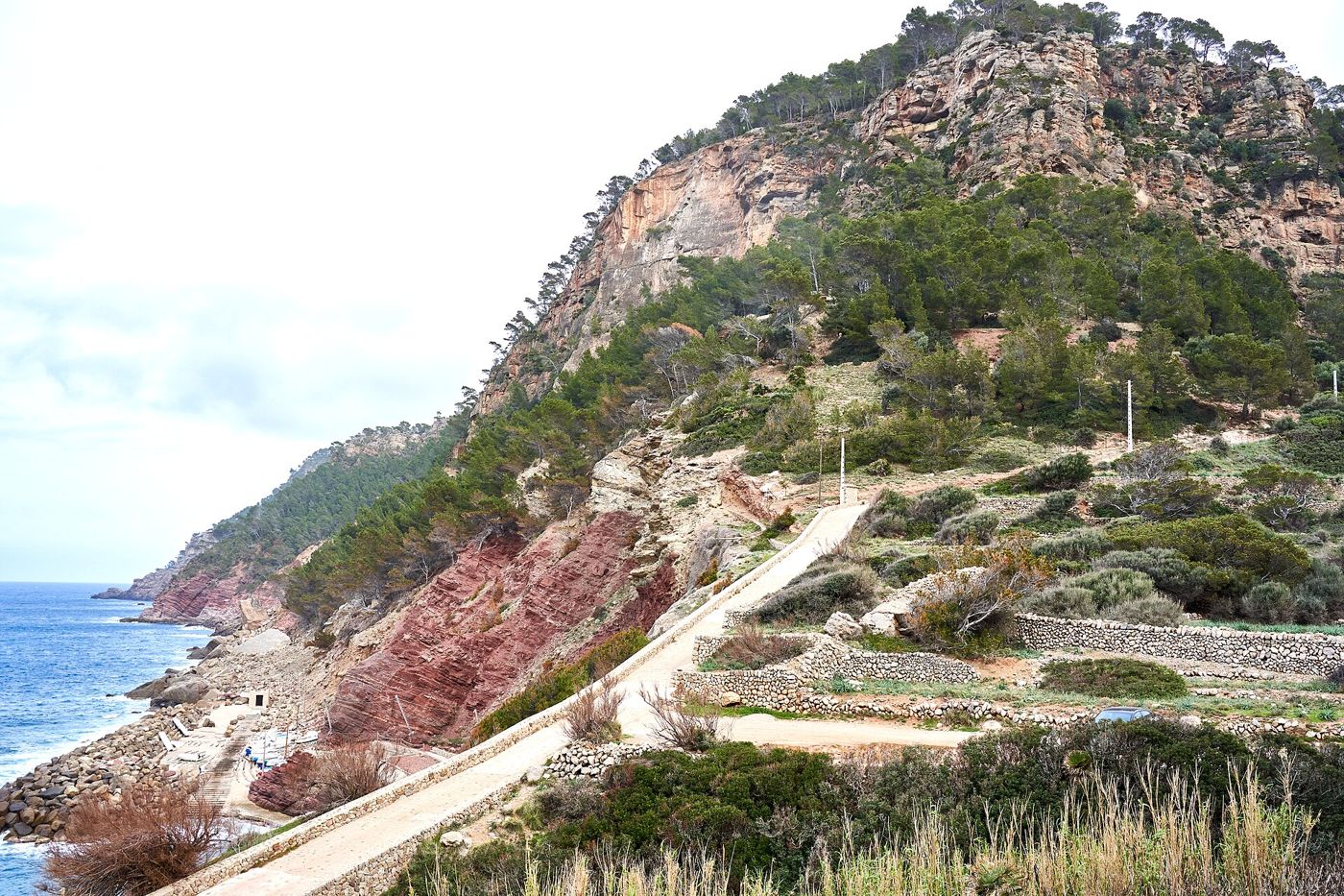 Marjades de la Serra de Tramuntana — Cala d'Estellencs Buntsandstein and Muschelkalk with dry-stone terraces