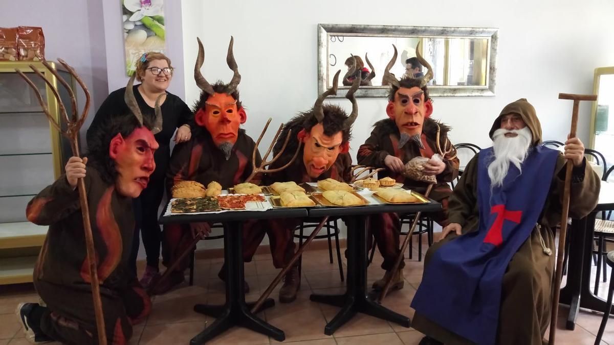 Dimonis y San Antonio sentados en la mesa