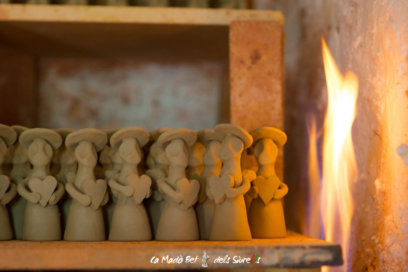 Siurells crus davant el foc del forn, Ca Madò Bet (Pòrtol)