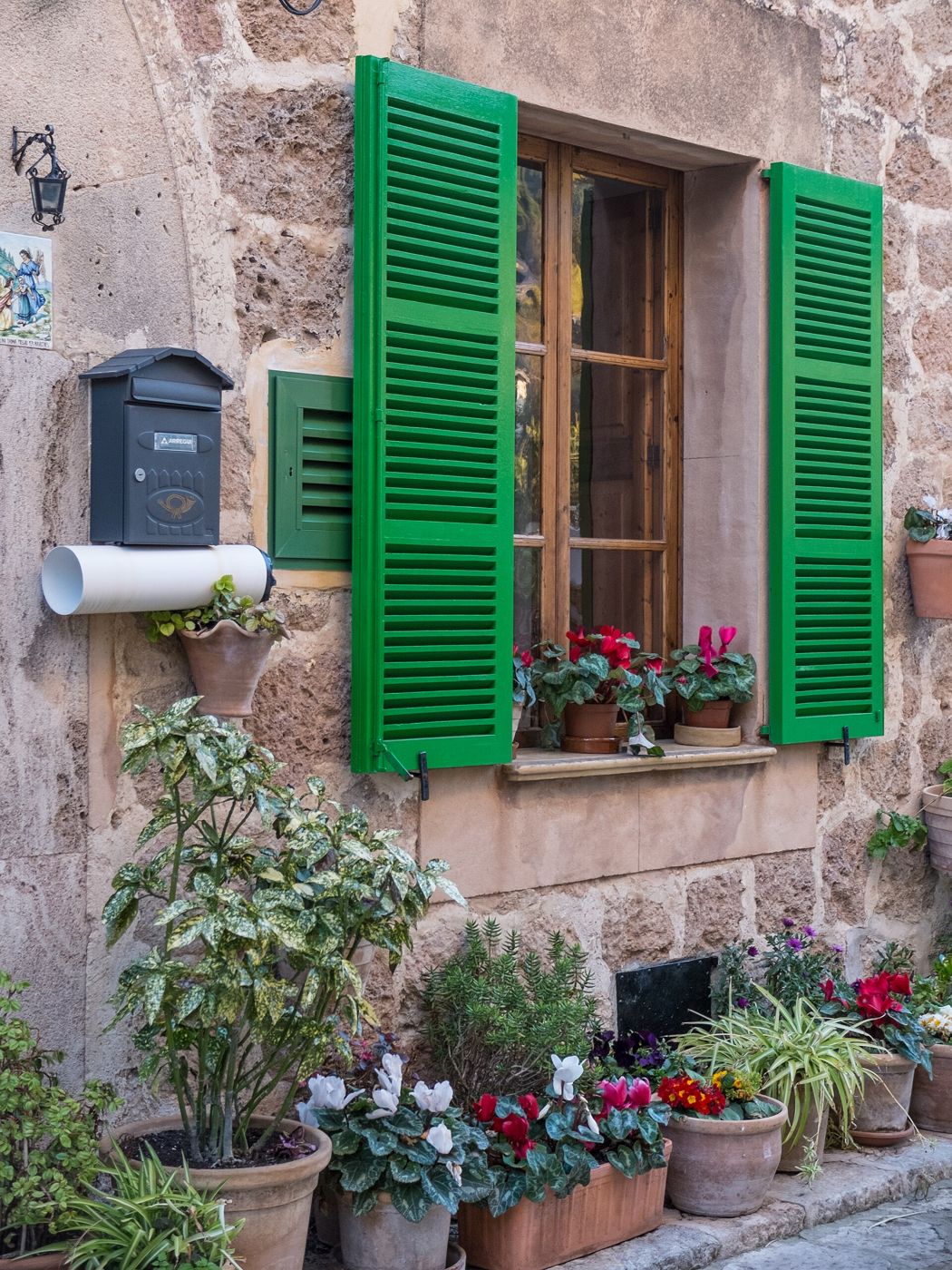 Persianes verdes — Valdemossa, Mallorca (13334355684)