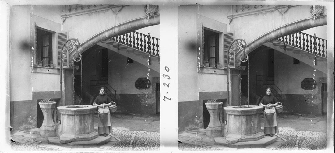 Mallorquina al costat del pou del pati interior de la casa Oleza de Palma de Mallorca