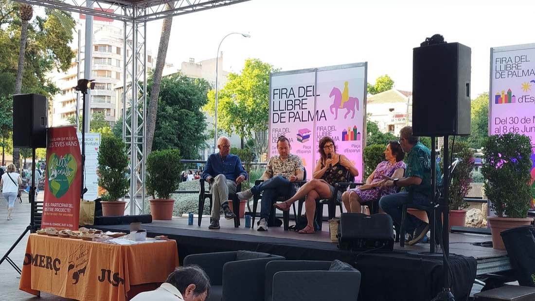 Presentació del llibre dels 30 anys de S'Altra Senalla. (76522)